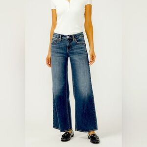 Women’s SILVER Blue Jeans
NEW
Suki Wide Leg
Curvy Fit, 31/27
Color: Medium Wash